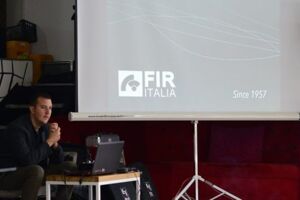 Iznajmljivanje projektora za poslovni događaj Fir Italia